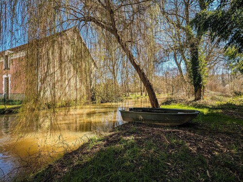 Charming Mill Retreat in Berry: Riverfront, Sleeps 12, Near Castles & Zoo