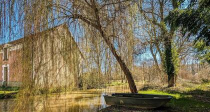 Charming Mill Retreat in Berry: Riverfront, Sleeps 12, Near Castles & Zoo