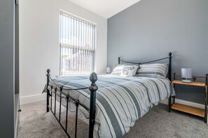 Business House, 2 Bedrooms, Non Smoking | 2 bedrooms, down duvets, Select Comfort beds, individually decorated - Platform Avenues House (Hull)