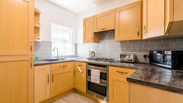 Casa Business, 2 habitaciones, no fumadores | Cocina privada | Frigorífico grande, microondas, horno y placa de cocina