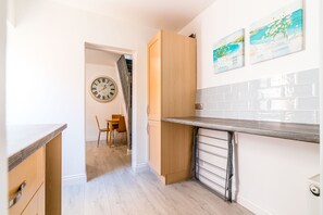 Hus – business, 2 soverom, ikke-røyk | Eget kjøkken | Kjøleskap, mikrobølgeovn, ovn og kokeplater