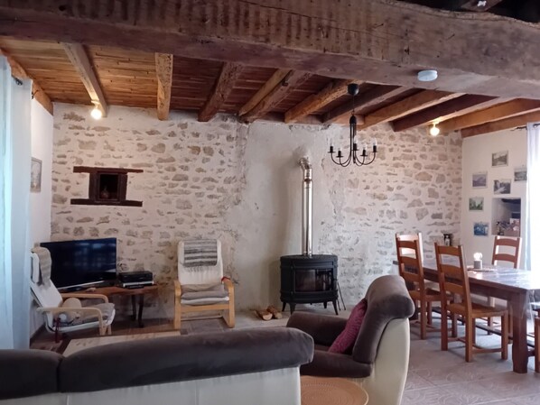 Televisie en een open haard