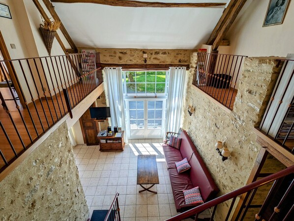 TV, table tennis - Charming Farmhouse in Berry: Garden, Bikes, Hiking & Historical Sights (Tranzault)