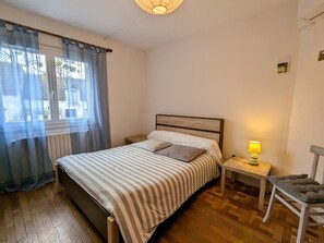 3 室のベッドルーム、WiFi (無料)、ベッドシーツ