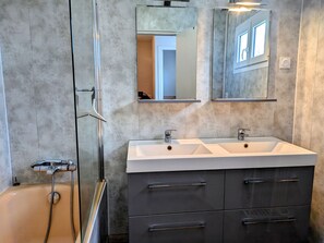 Towels - Charming Country Cottage Near Valençay - 2 Bedrooms, Quiet Garden, Close to Loire Castles & Beauval Zoo (Poulaines)
