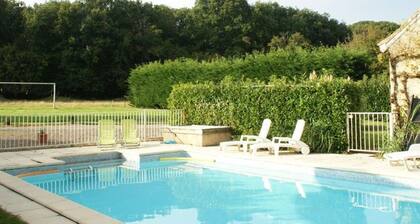 GĂźte avec piscine, sports et nature prĂšs de George Sand, Mouhers