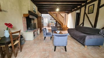 TV, fireplace