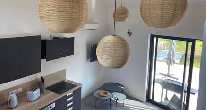 Renovated House with Garden, Near River and Nature Park, 10 Min from Châteauroux