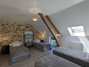 4 bedrooms, travel crib, free WiFi