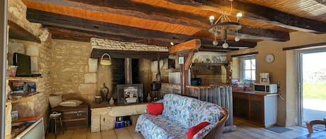 TV, fireplace