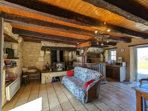 TV, fireplace - Charming Country House with Garden in Berry - Near Abbaye de Fontgombault and La Roche-Posay (Communauté de communes Brenne - Val de C)