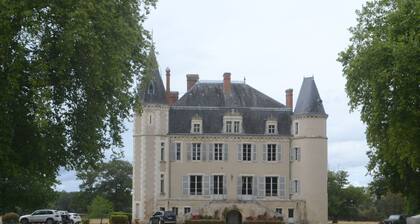 Maison de charme avec piscine couverte, vĂ©los, barque et coin pĂȘche, proche ChĂąteauroux et George Sand
