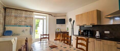 雪櫃、微波爐、焗爐、洗碗機