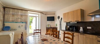 Charming 3-Bedroom House with Enclosed Garden, Near Vineyards, WiFi, and Parking