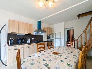 Kylskåp, mikrovågsugn, ugn och diskmaskin