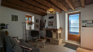 Télévision, cheminée, table de tennis de table