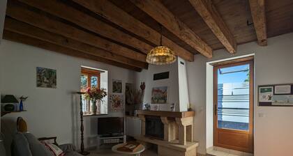 Casa rural con amplia terraza, terreno de 4000m², actividades para niños y cerca de sitios turísticos