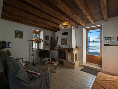 Charming Stone House with Terrace, Children's Amenities, and Nearby Nautical Activities