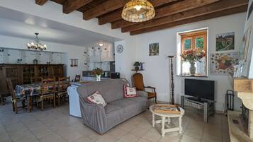 Tv, eldstad och ett bordtennisbord