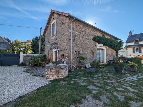 Maison de charme en pierre avec terrasse privative, grand terrain, jeux pour enfants, proche activités nautiques