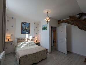 4 bedrooms - Charming Stone House with Terrace, Children's Amenities, and Nearby Nautical Activities (Pérassay)