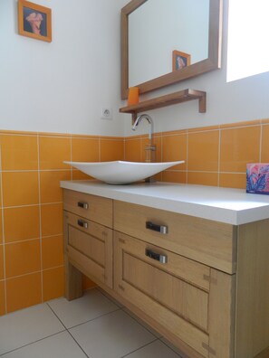 Dusche, Haartrockner, Handtücher, Toilettenpapier