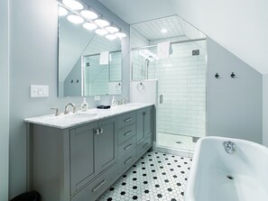 Duschwanne, Haartrockner, Handtücher