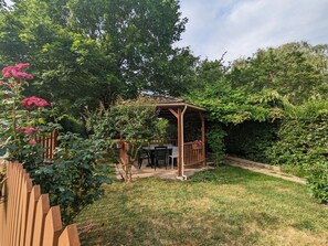 Outdoor dining - Charming Cottage in Brenne: Nature, Hiking, Close to Ponds, Private Garden, Fireplace (Communauté de communes Brenne - Val de C)