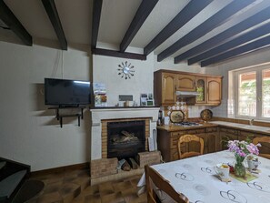 Dining - Charming Cottage in Brenne: Nature, Hiking, Close to Ponds, Private Garden, Fireplace (Communauté de communes Brenne - Val de C)