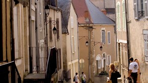 A narrow street with old buildings, a staircase, and people walking. - Family-Friendly Cottage in Brenne Park with Bikes, BBQ & Near Lake! (Luant)