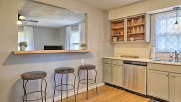 Réfrigérateur, micro-ondes, plaque de cuisson, lave-vaisselle