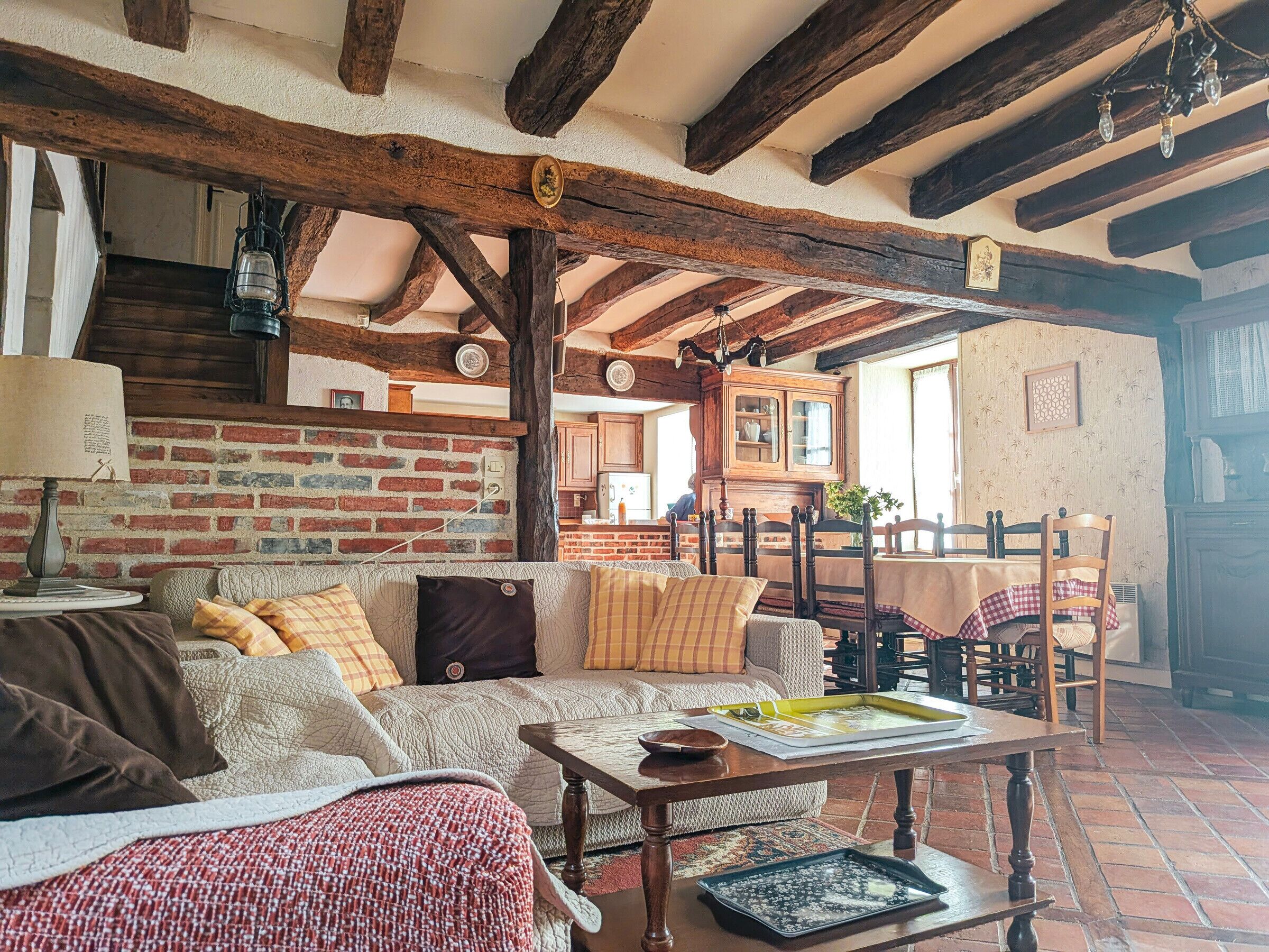 Télévision, cheminée, baby-foot