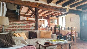 Télévision, cheminée, baby-foot