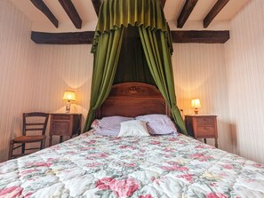 5 bedrooms, free WiFi - Charming Rustic House Near Beauval Zoo with Garden, Games Room & Parking (Gehée)
