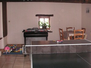 Game room - Charming Rustic House Near Beauval Zoo with Garden, Games Room & Parking (Gehée)