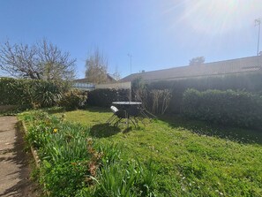 Property grounds - Charming Townhouse with Garden, Near Downtown Châteauroux (Châteauroux)