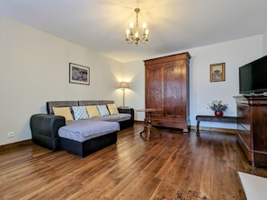 TV, foosball - Family-Friendly Medieval House with Game Room Near Château de Valençay (Levroux)