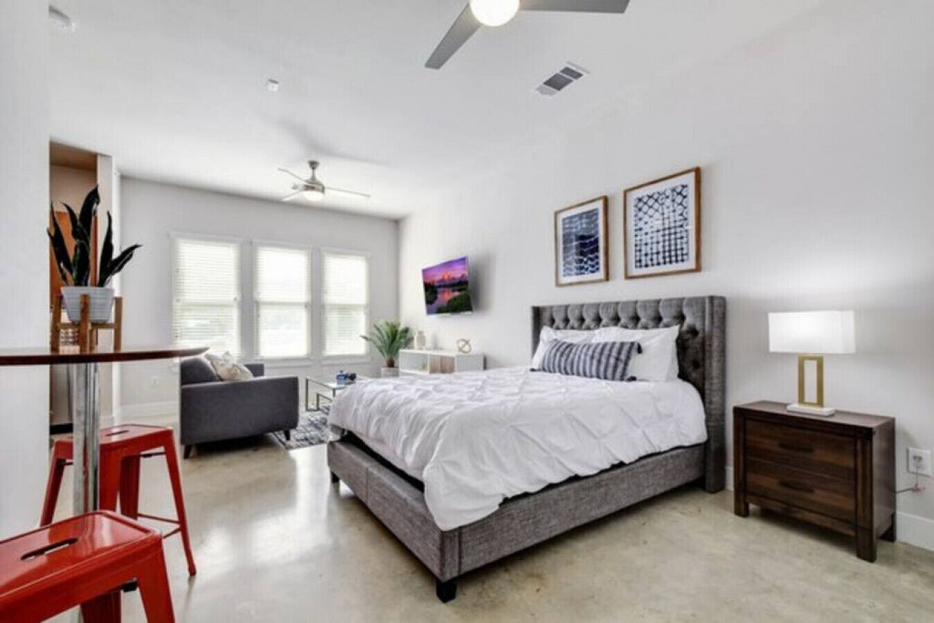 Vibrant Downtown Studio | Wifi | Pool+Gym