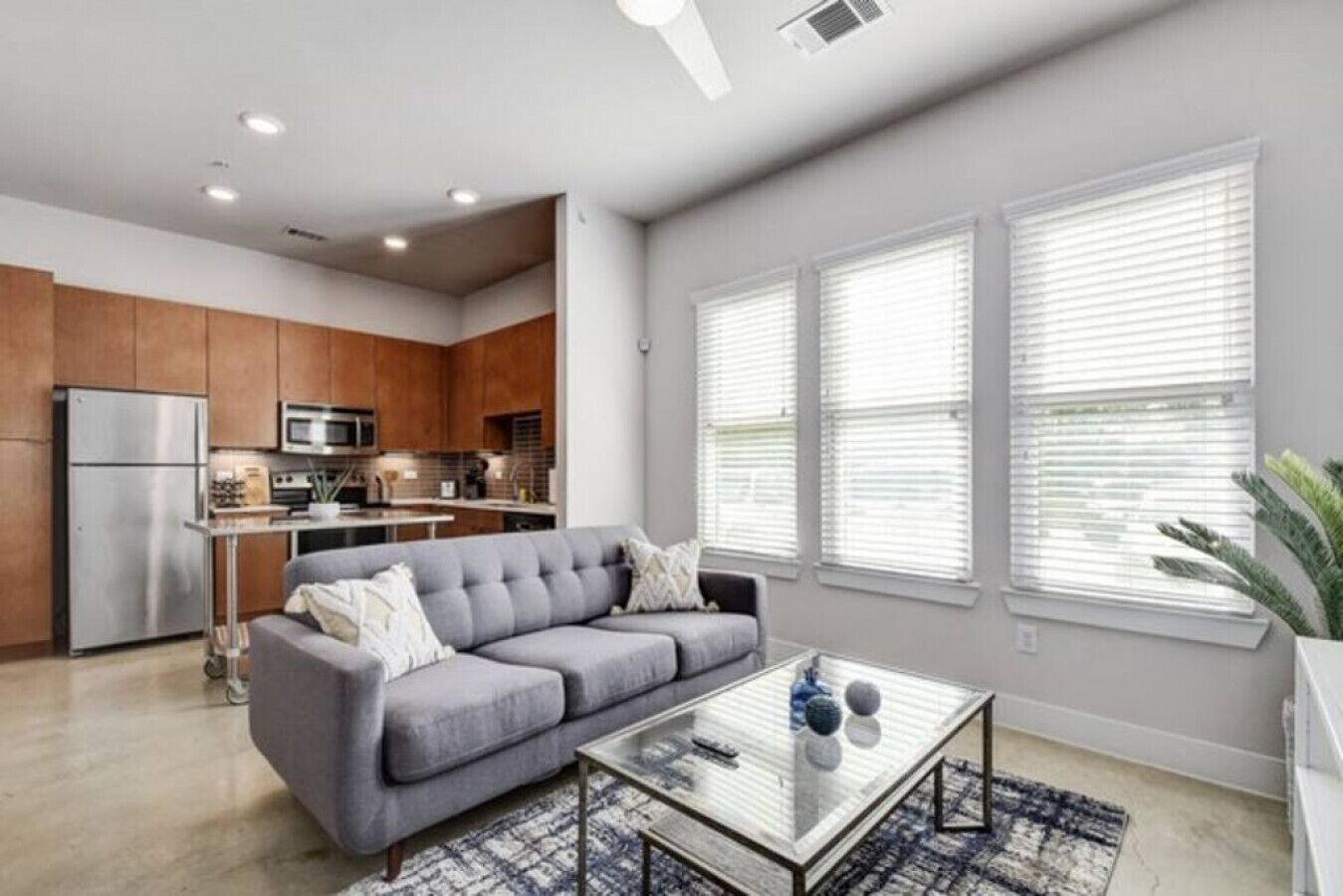 Vibrant Downtown Studio | Wifi | Pool+Gym