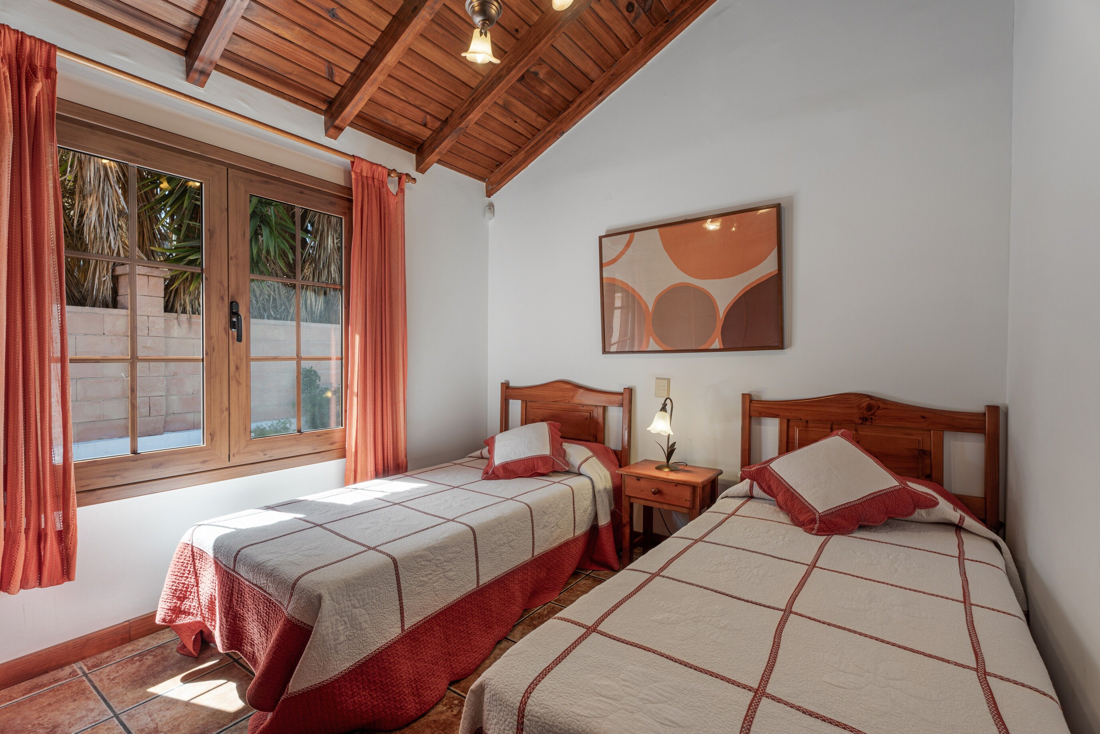 2 slaapkamers, een strijkplank/strijkijzer, gratis wifi, beddengoed