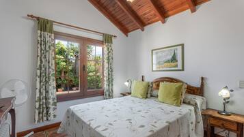 2 slaapkamers, een strijkplank/strijkijzer, gratis wifi, beddengoed