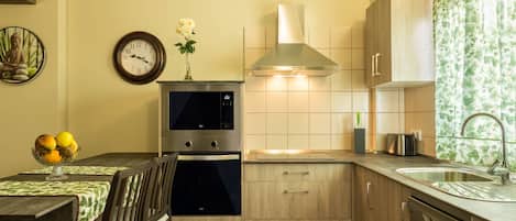 Frigorifero, microonde, forno, piano cottura
