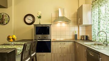 Een koelkast, een magnetron, een oven, een kookplaat