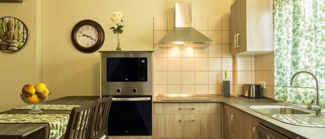 Refrigerador, microondas, horno, placa de cocina