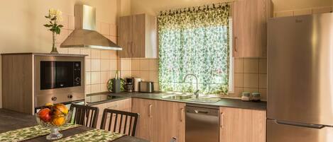 ثلاجة، ميكروويف، فرن، موقد طهي مسطح