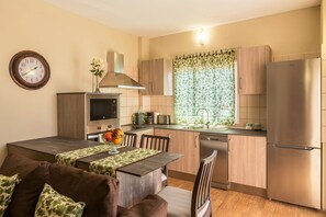 Fridge, microwave, oven, stovetop - Holiday Apartment “Casa Quintana - Apartamento Ángela” with Sea View and Terrace (Tijarafe)