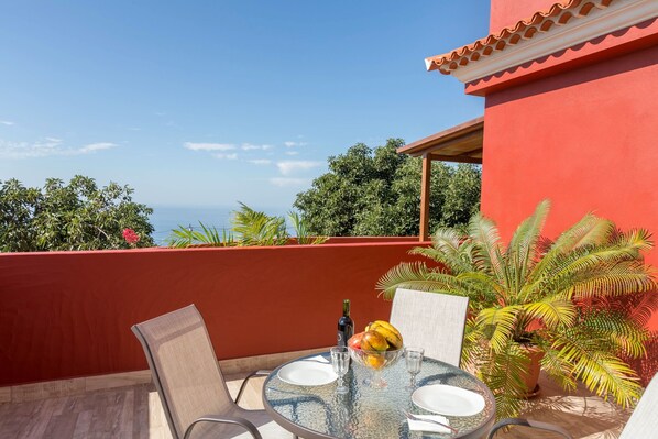 Outdoor dining - Holiday Apartment “Casa Quintana - Apartamento Ángela” with Sea View and Terrace (Tijarafe)