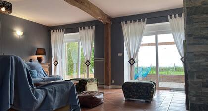 Charmante Longère avec Terrasse et Piscine Chauffée, proche châteaux et zoo, en pleine nature