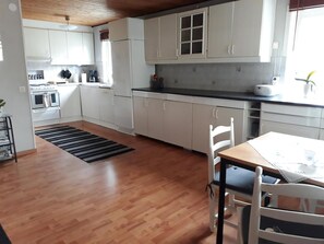 Stovetop, dishwasher, coffee/tea maker, electric kettle