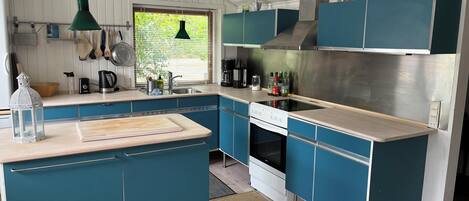 Stovetop, dishwasher, electric kettle, high chair